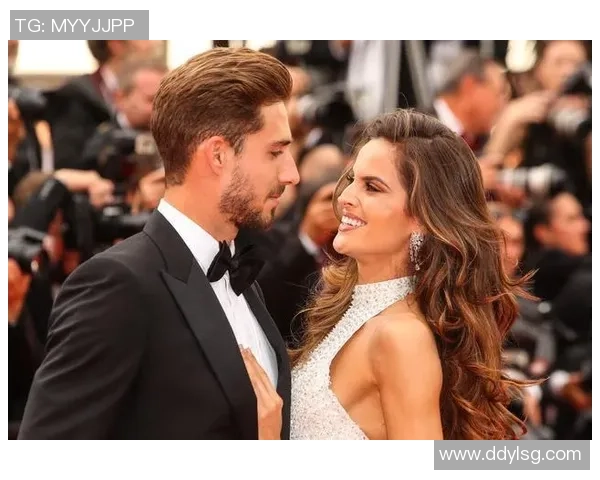 与足球球星合照的女性性格解析展现独特魅力与自信态度