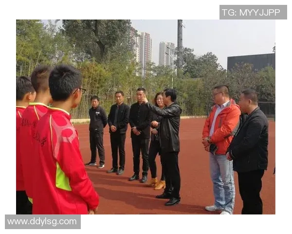 以足球球星玄关挂画点亮家居空间彰显运动激情与时尚品味 以足球球星玄关挂画点亮家居空间彰显运动激情与时尚品味