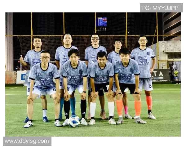 国家足球队核心球星带领球队征战国际赛场展现拼搏精神与无限潜力