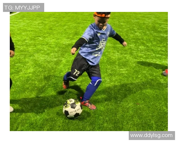 天赋异禀的足球球星自来卷用独特魅力与实力征服绿茵赛场