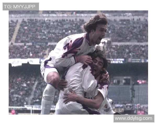 奶凶足球明星：从赛场霸气到场外萌态，展现多重魅力的运动偶像