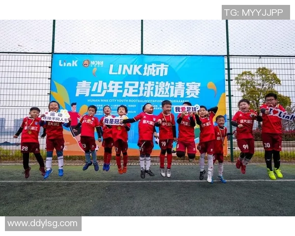 用足球转场创意模仿球星风采展现绿茵激情与个人魅力