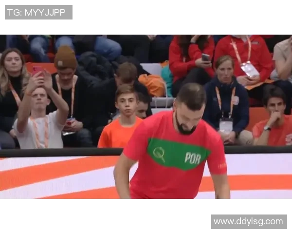 足球明星化身老者卧底街头挑战年轻球员技艺 引发热议